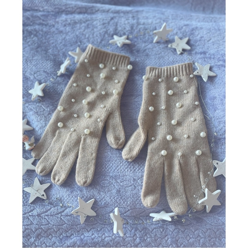Carolina Amato Wool/Cashmere Elegant Pearl-Embellished Gloves